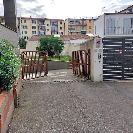 Апартаменты Lungarno 32 With Private Parking Флоренция Экстерьер фото