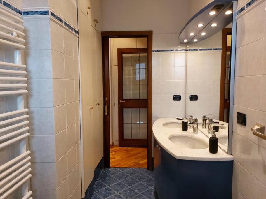 Апартаменты Lungarno 32 With Private Parking Флоренция Экстерьер фото